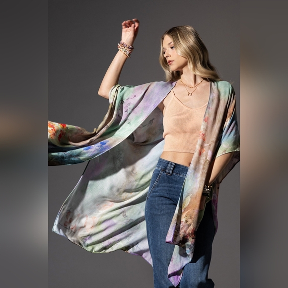 Beautiful Floral Print Kimono - Watercolor Effect Background - Soft & Silky - Picture 5 of 8